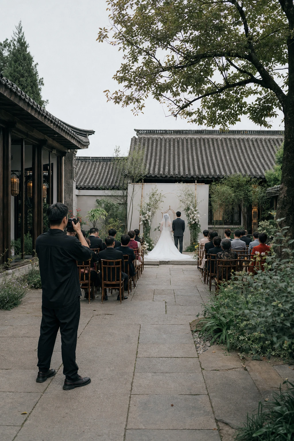 摄影师完整入镜，在庭院婚礼中安静拍摄