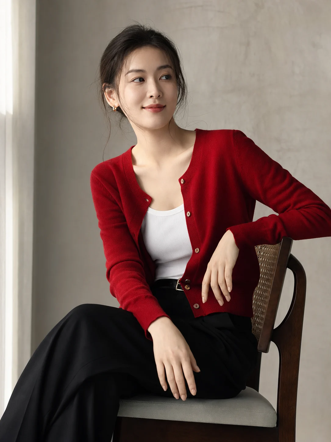 红色针织衫中国女性坐姿写真