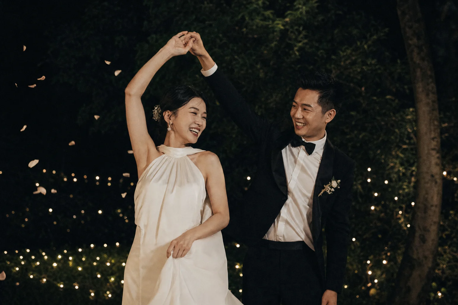 夜色花园中起舞的新人